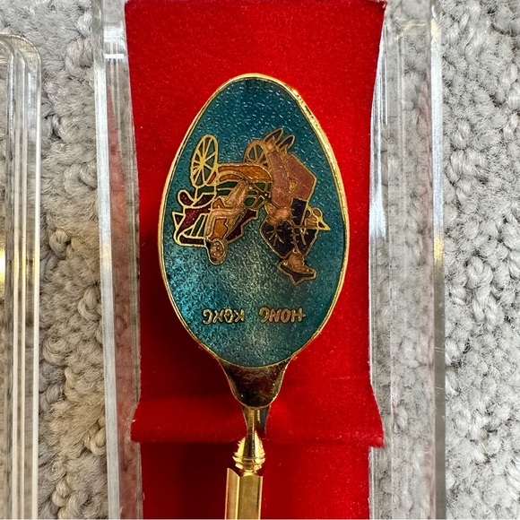 Hong Kong Collectable Souvenir Faux Gold Spoon - Picture 3 of 7